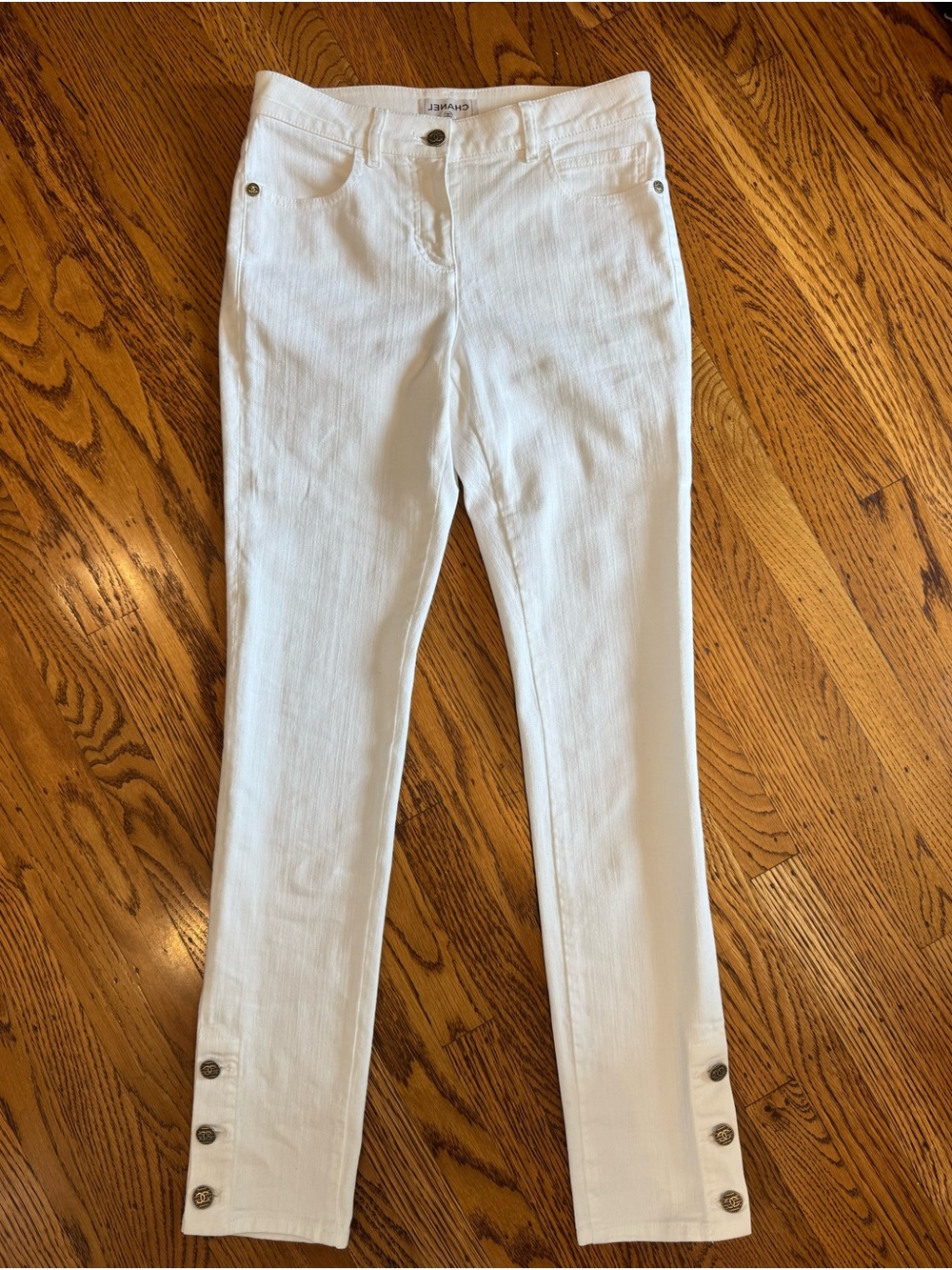 CHANEL White Skinny Jeans with Button Hem